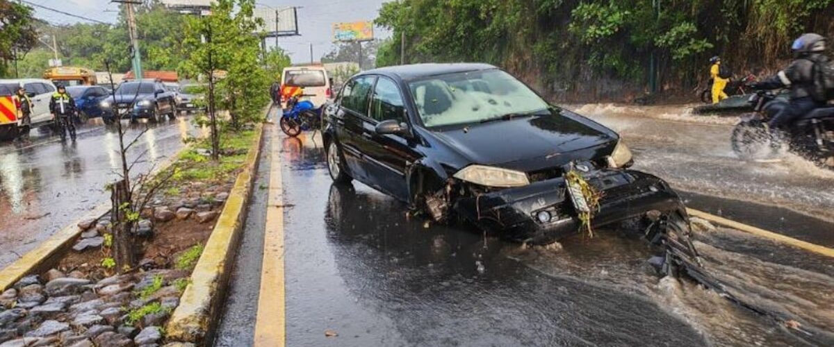 Un automóvil fue arrastrado por correntadas en Mixco, pero afortunadamente no se reportaron heridos. Detalles aquí.