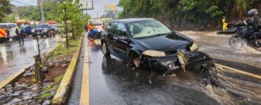 Un automóvil fue arrastrado por correntadas en Mixco, pero afortunadamente no se reportaron heridos. Detalles aquí.