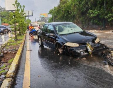 Un automóvil fue arrastrado por correntadas en Mixco, pero afortunadamente no se reportaron heridos. Detalles aquí.