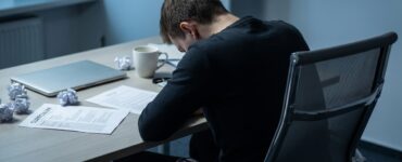 Los jóvenes estadounidenses ven desfavorable el momento para buscar trabajo, mientras los mayores mantienen una visión optimista.