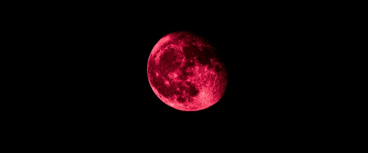Descubre a qué hora podrás observar la hermosa Luna de Fresa en México, un espectáculo celestial imperdible.
