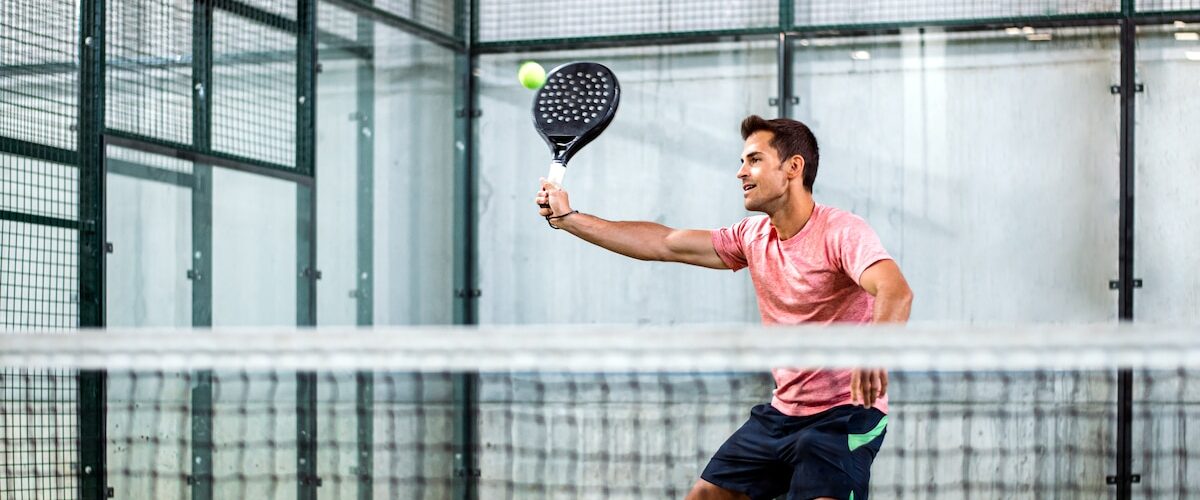 Descubre cómo el pádel, un deporte en pleno auge, impacta positivamente en la salud física y mental de sus jugadores.