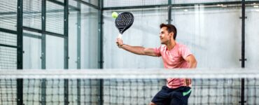 Descubre cómo el pádel, un deporte en pleno auge, impacta positivamente en la salud física y mental de sus jugadores.