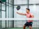 Descubre cómo el pádel, un deporte en pleno auge, impacta positivamente en la salud física y mental de sus jugadores.