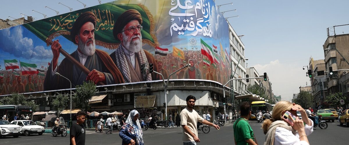 Las negociaciones entre Estados Unidos e Irán generan interés global, mientras se espera un acuerdo de paz inminente.
