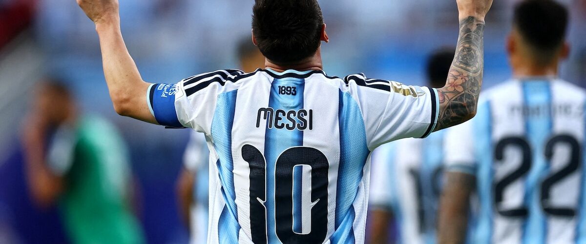Los Calzones presentan una canción dedicada a Lionel Messi, agradeciendo su contribución al deporte y la cultura.