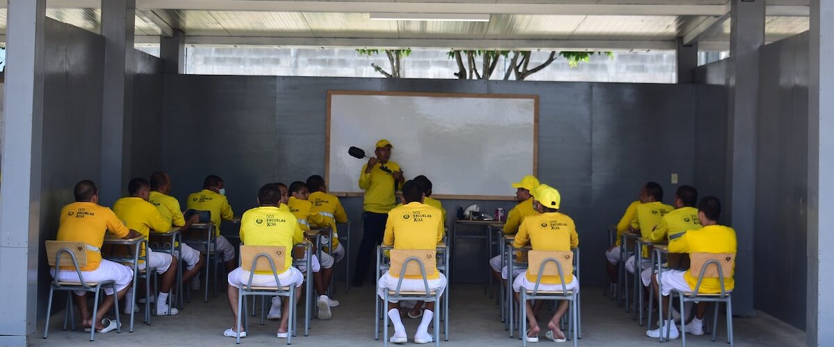 Descubre cómo dos escuelas por día se construyen en Santa Ana, permitiendo a internos aprender habilidades reales.