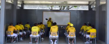 Descubre cómo dos escuelas por día se construyen en Santa Ana, permitiendo a internos aprender habilidades reales.