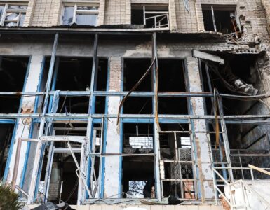 Un ataque aéreo en Zaporizhzhia dejó cinco muertos y varios heridos, generando gran preocupación internacional por la violencia en la región.
