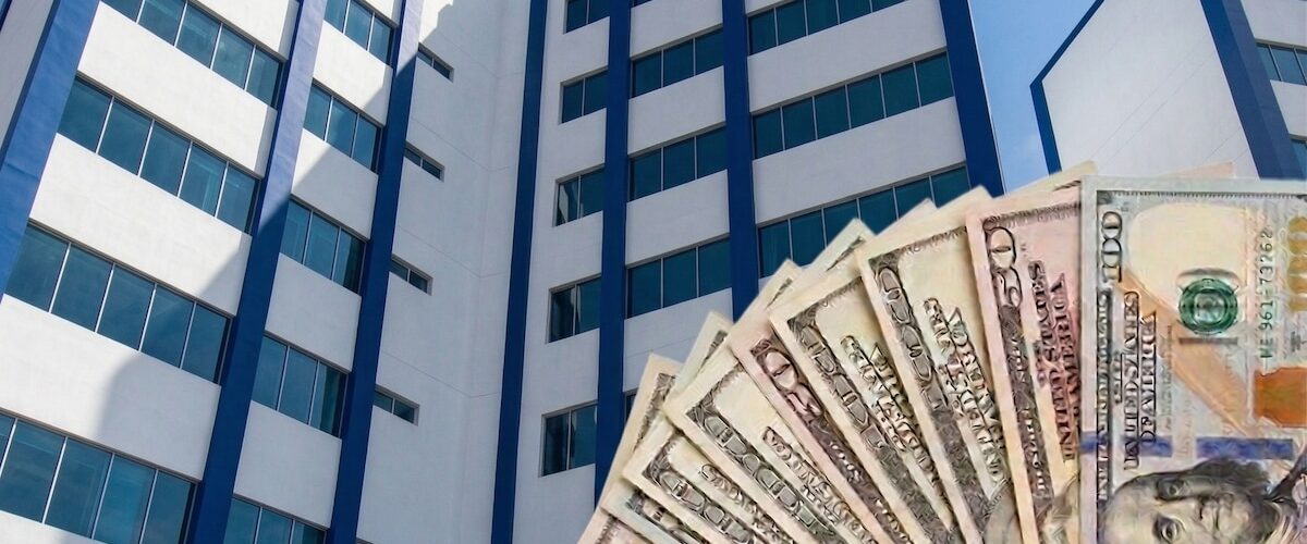 El Salvador logra reducir su brecha fiscal, aumentando ingresos y limitando gastos, pero enfrenta retos en el superávit primario.