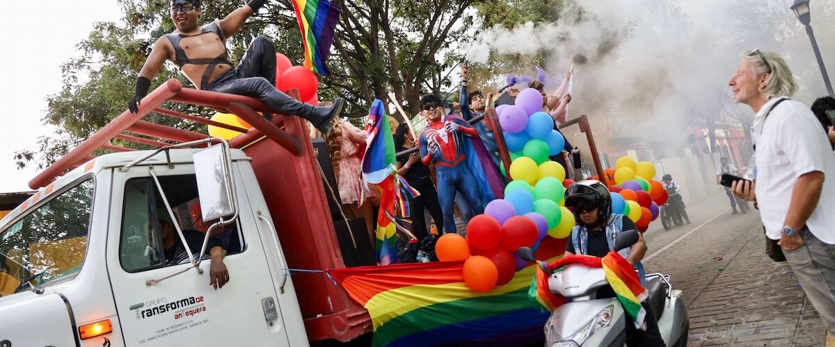 Boda colectiva en la marcha del orgullo LGBTIQ+ en Ciudad de México