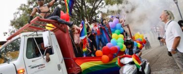 Boda colectiva en la marcha del orgullo LGBTIQ+ en Ciudad de México