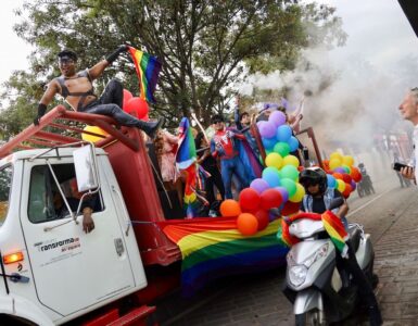 Boda colectiva en la marcha del orgullo LGBTIQ+ en Ciudad de México