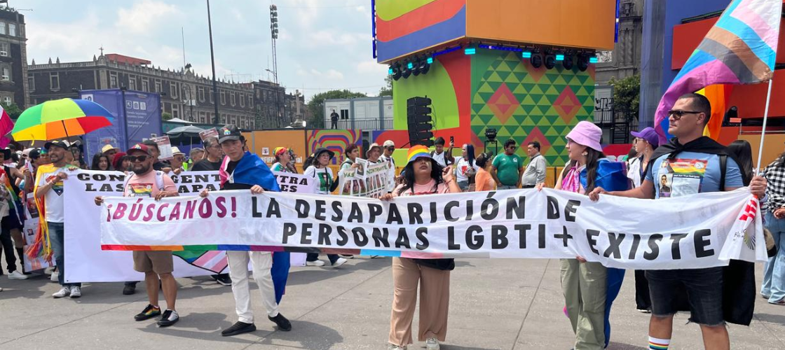 La Marcha del Orgullo LGBTIQ+ en el Zócalo destaca la lucha por los derechos y la búsqueda de desaparecidos.