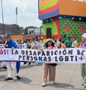 La Marcha del Orgullo LGBTIQ+ en el Zócalo destaca la lucha por los derechos y la búsqueda de desaparecidos.