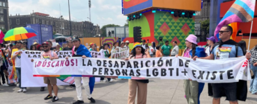 La Marcha del Orgullo LGBTIQ+ en el Zócalo destaca la lucha por los derechos y la búsqueda de desaparecidos.