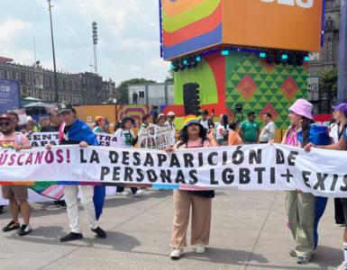 La Marcha del Orgullo LGBTIQ+ en el Zócalo destaca la lucha por los derechos y la búsqueda de desaparecidos.