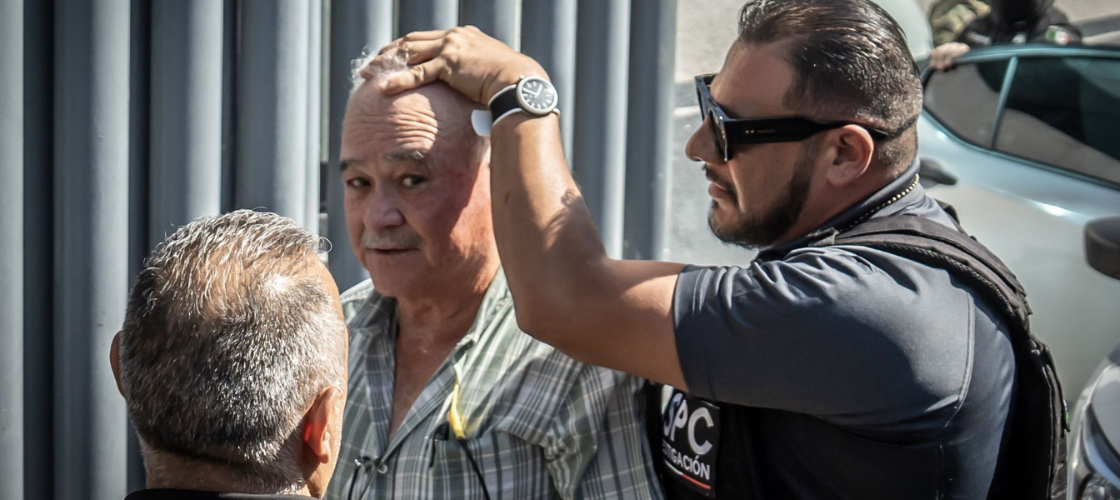 El exgobernador Ernesto Ruffo ha obtenido un amparo tras denunciar serias irregularidades en su tratamiento médico y comunicación.