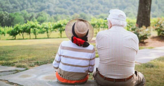 Entérate por qué en México se celebra el Día del Abuelo en julio y agosto, con dos fechas importantes para recordar.
