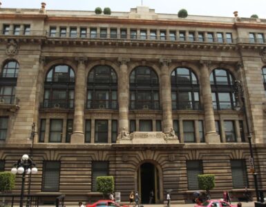 Descubre cómo las decisiones de Banxico influyen en la economía y el turismo previo al Mundial 2026.
