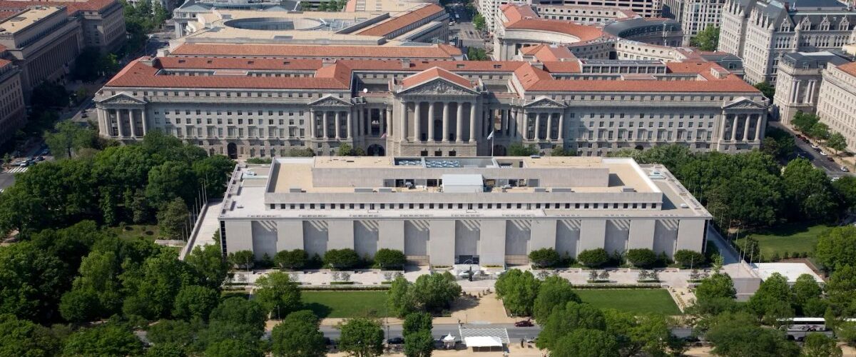 Un informe de la Casa Blanca señala que líderes del Smithsonian son considerados activistas radicales, anticipando cambios en el museo.