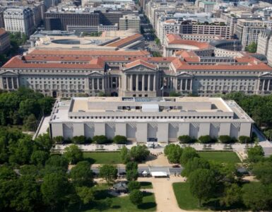 Un informe de la Casa Blanca señala que líderes del Smithsonian son considerados activistas radicales, anticipando cambios en el museo.