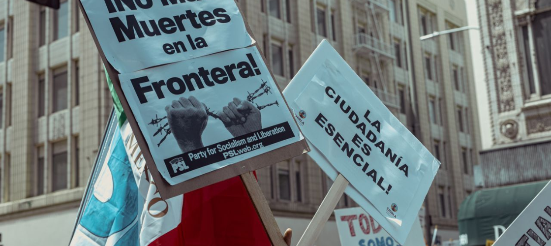 La SRE toma medidas legales tras fallecimientos de inmigrantes en custodia de ICE. Descubre los detalles de esta situación.