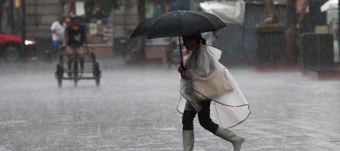 Las autoridades advierten sobre lluvias intensas en varias regiones de México debido al huracán Genevieve. Toma precauciones.