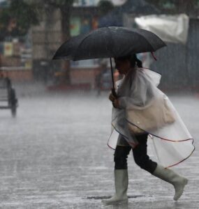 Las autoridades advierten sobre lluvias intensas en varias regiones de México debido al huracán Genevieve. Toma precauciones.