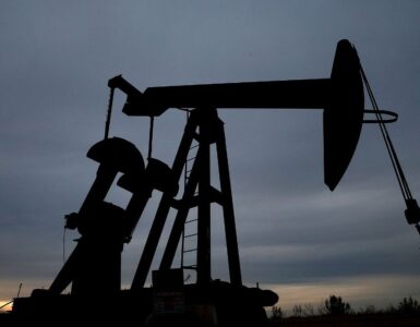El petróleo de Texas sufre una caída significativa tras el anuncio del diálogo con Irán que afecta su cotización.
