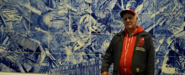 La nueva muestra de Rubén Ortiz aborda la guerra y las políticas de Trump con sorprendentemente variados medios artísticos.