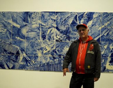 La nueva muestra de Rubén Ortiz aborda la guerra y las políticas de Trump con sorprendentemente variados medios artísticos.