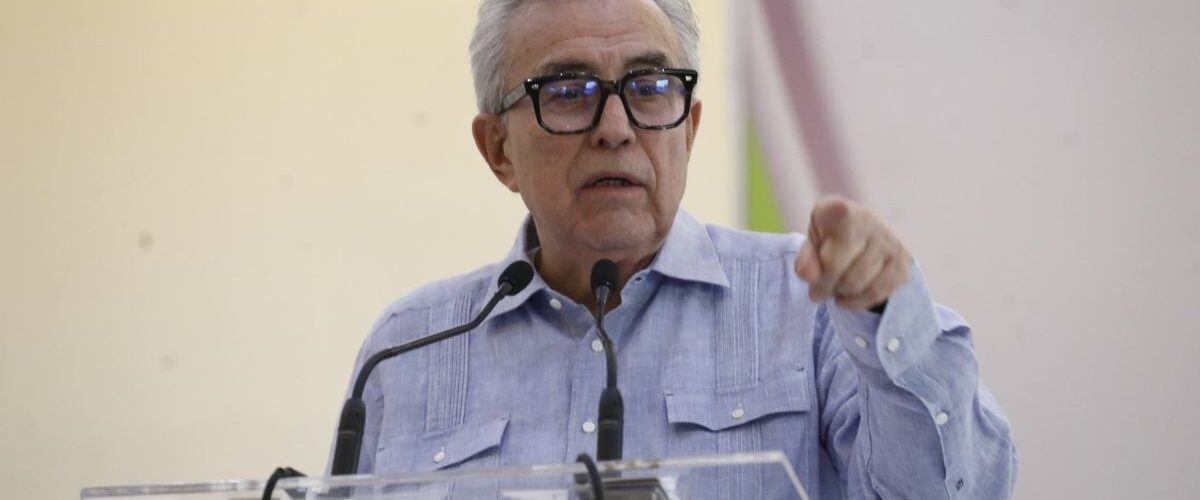 Rocha Moya se mantiene en su hogar ante la presión mediática
