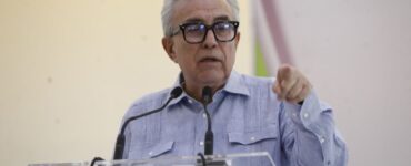 Rocha Moya se mantiene en su hogar ante la presión mediática
