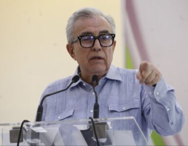 Rocha Moya se mantiene en su hogar ante la presión mediática