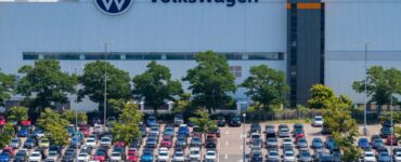Volkswagen enfrenta desafíos críticos al recortar costos para prevenir el cierre de plantas en su operación global.