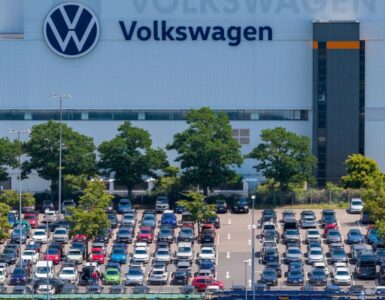 Volkswagen enfrenta desafíos críticos al recortar costos para prevenir el cierre de plantas en su operación global.