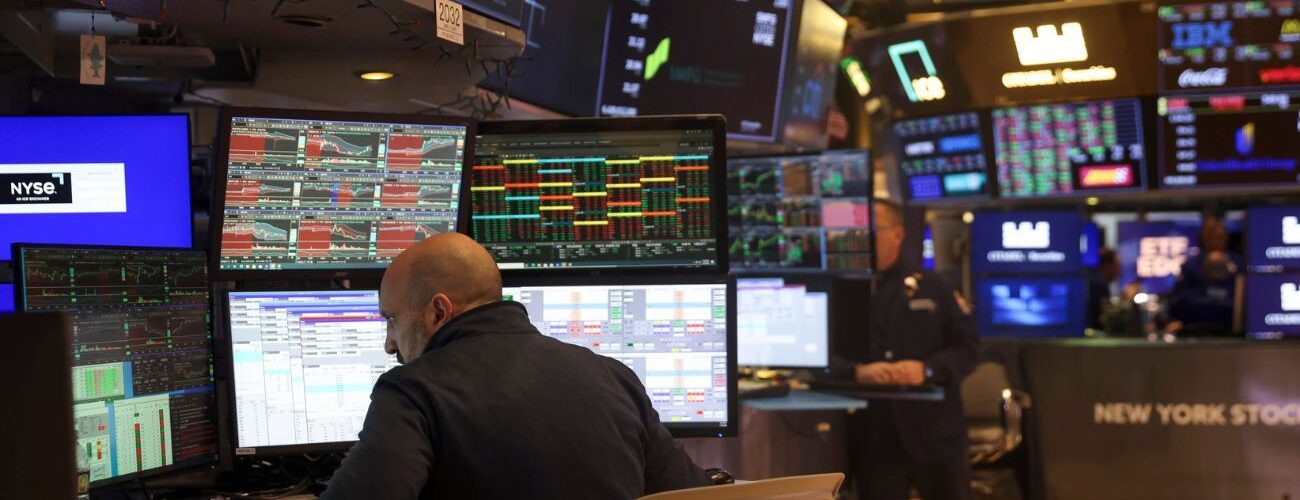 El rendimiento entusiasta del Dow Jones contrasta con la caída del Nasdaq, destacando la debilidad en tecnología y comunicaciones.