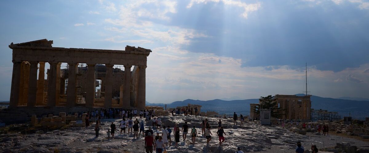 Un ataque con cuchillo cerca de la Acrópolis en Atenas deja a dos turistas heridos, generando preocupación.
