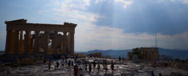 Un ataque con cuchillo cerca de la Acrópolis en Atenas deja a dos turistas heridos, generando preocupación.