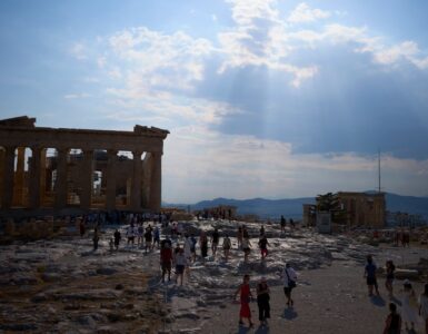Un ataque con cuchillo cerca de la Acrópolis en Atenas deja a dos turistas heridos, generando preocupación.