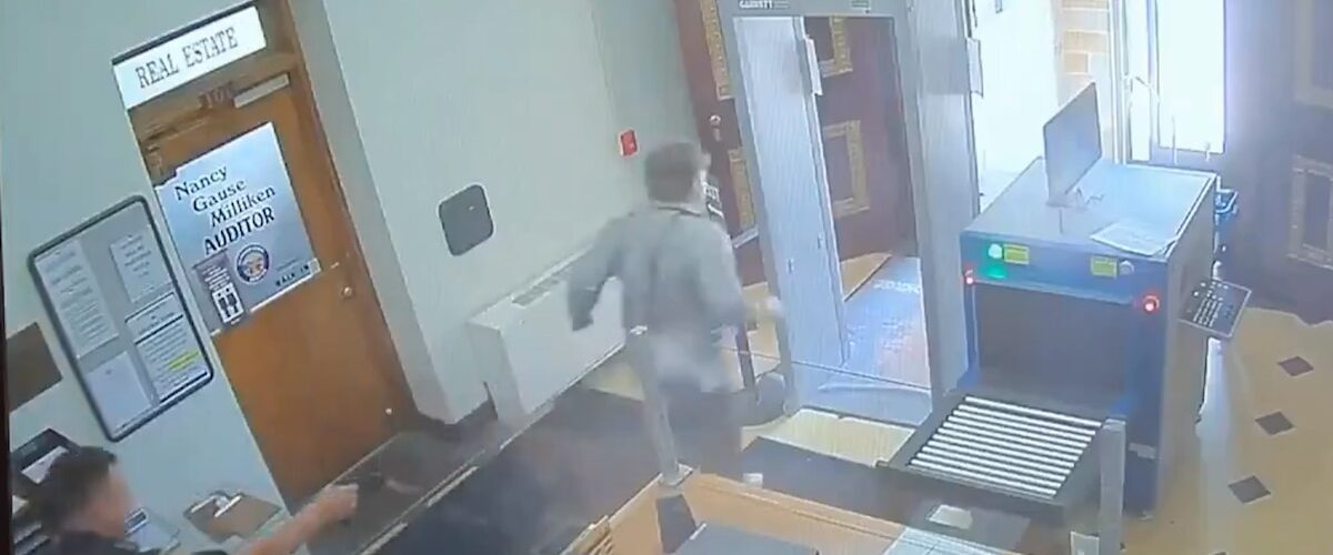 Un condenado logra romper sus esposas y atacar a dos agentes en un impactante intento de fuga que fue registrado.