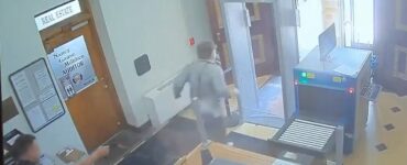Un condenado logra romper sus esposas y atacar a dos agentes en un impactante intento de fuga que fue registrado.