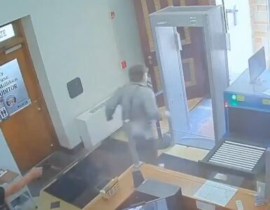 Un condenado logra romper sus esposas y atacar a dos agentes en un impactante intento de fuga que fue registrado.