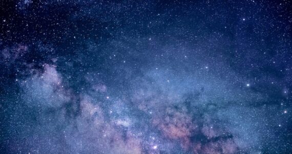 Este 12 de agosto, experimenta un evento astronómico único con eclipse, Perseidas y alineación de planetas. ¡No te lo pierdas!