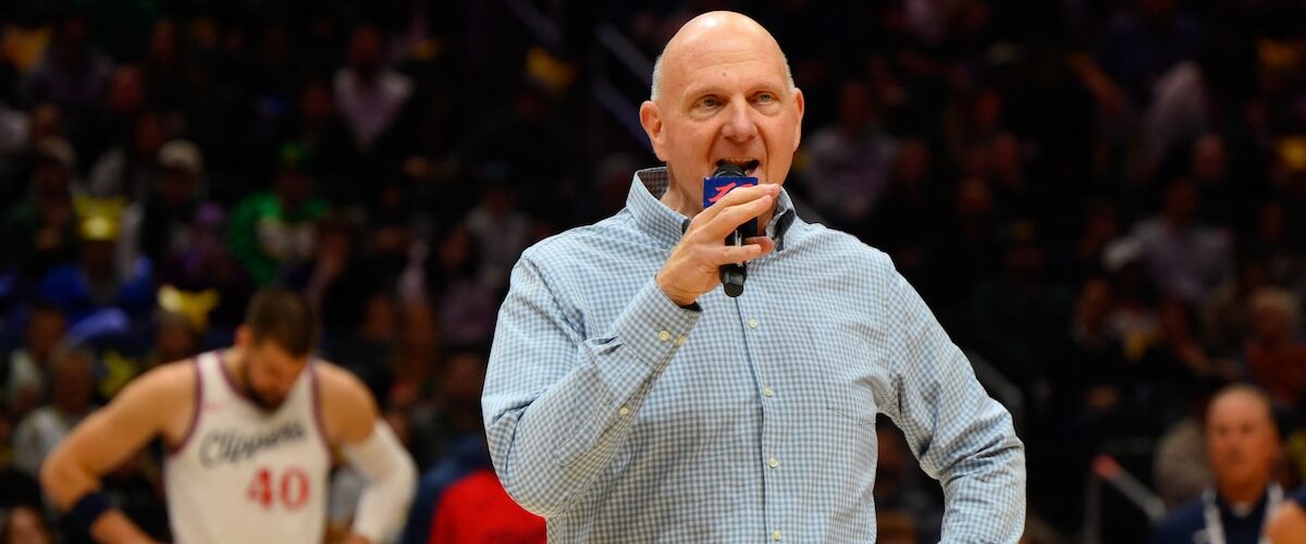 El propietario de los Clippers, Steve Ballmer, paga una multa de USD 30 millones y busca reconciliación con fanáticos.