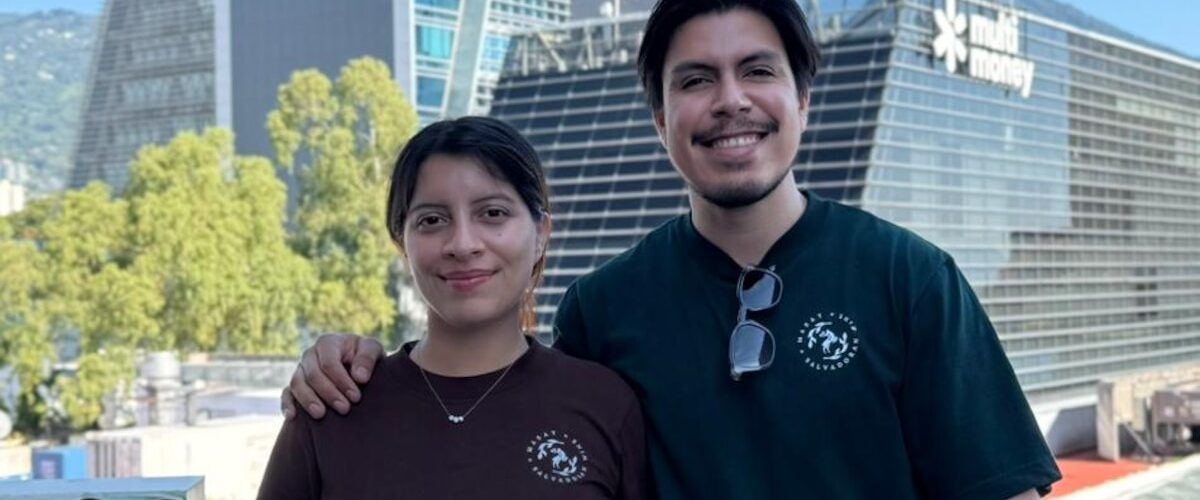 Descubre cómo Mario Peralta está revolucionando el vino salvadoreño con sabores tropicales únicos inspirados en su herencia.