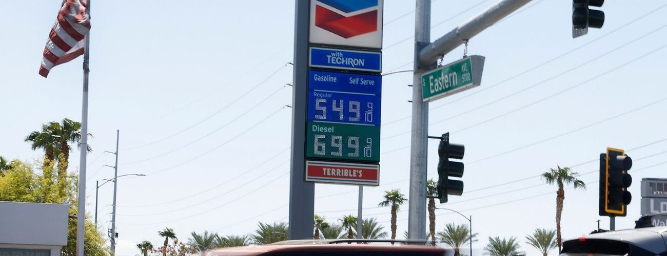 Votantes de EUA expresan su frustración por el alto precio de la gasolina, pero siguen apoyando a Trump.