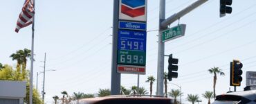 Votantes de EUA expresan su frustración por el alto precio de la gasolina, pero siguen apoyando a Trump.