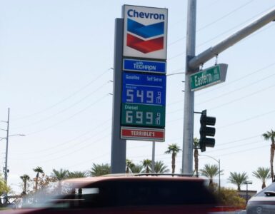 Votantes de EUA expresan su frustración por el alto precio de la gasolina, pero siguen apoyando a Trump.